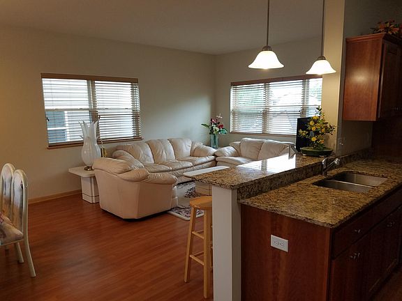 Open kitch/ granite counters