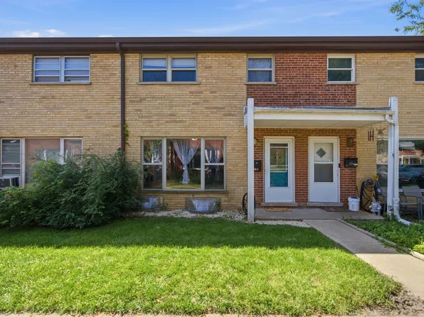 207 Linn Ct APT B, North Aurora, IL 60542