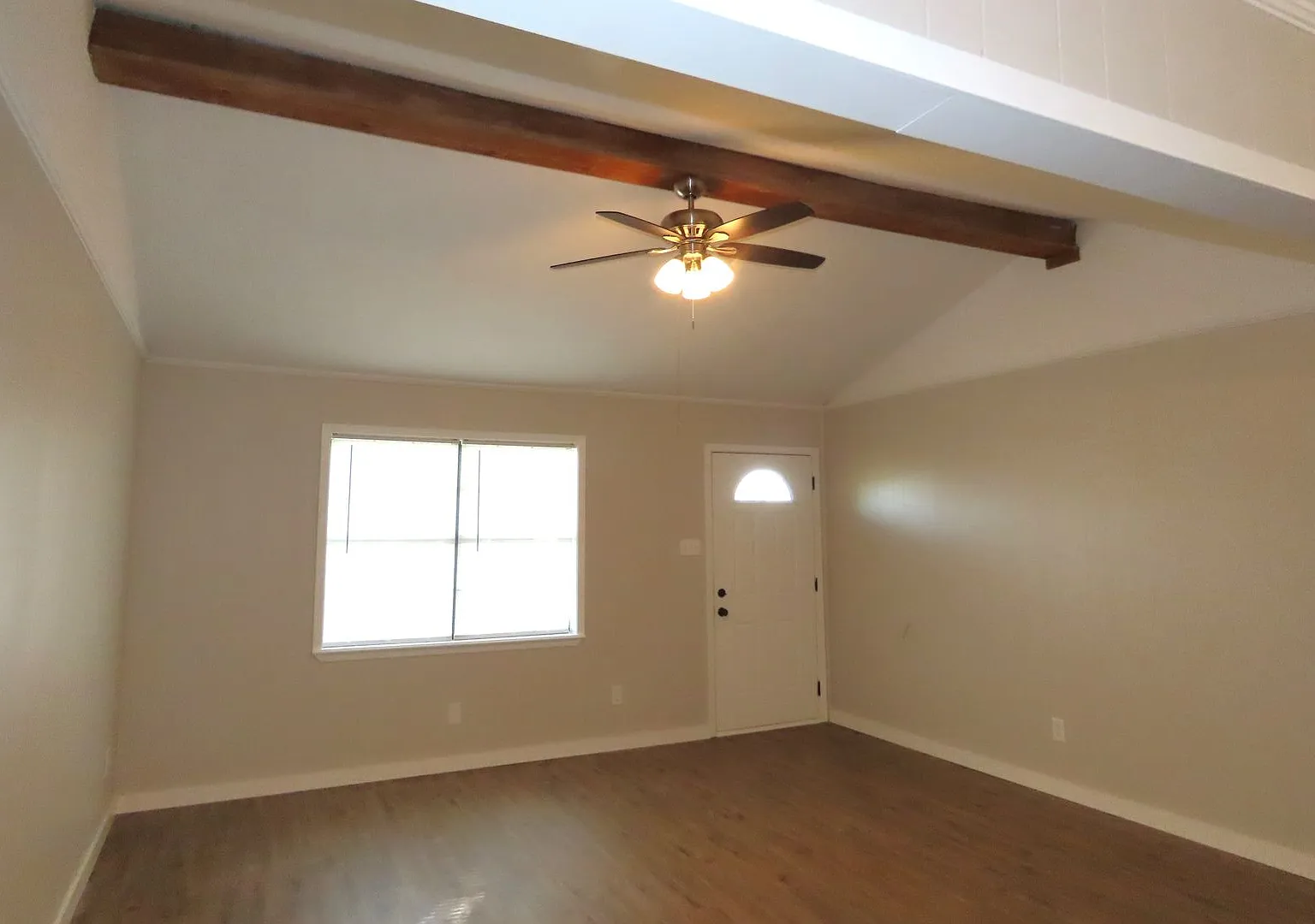 Beautifully Updated 2 Bedroom House on Wooded Lot — Photo 2