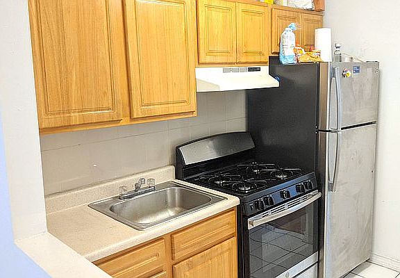 3rd image of 933 Pacific St #A