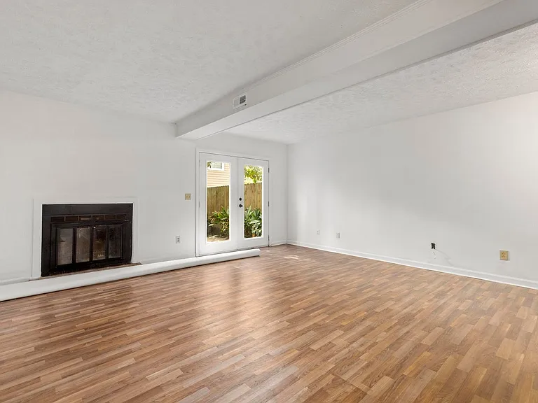 210 N Ross St #B — Photo 4