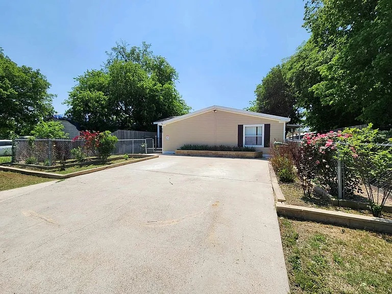 922 Ashwood St — Photo 9