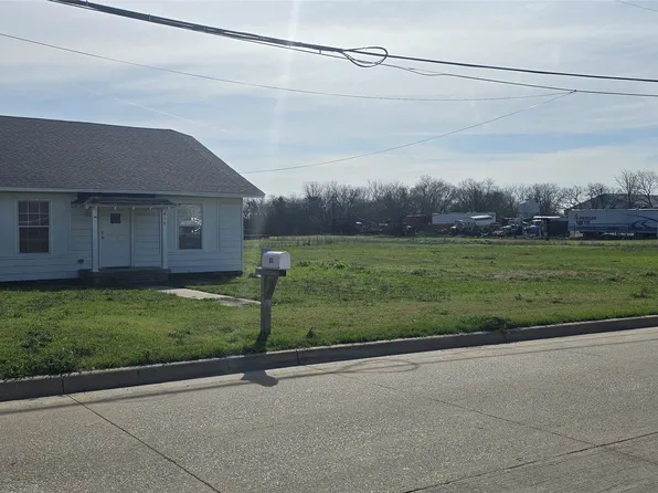 614 N 2nd St, Sanger, TX 76266