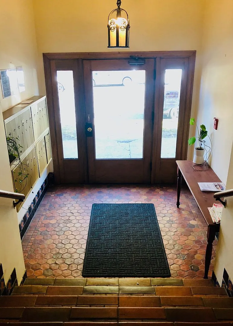 Betty May Apartments — Photo 2