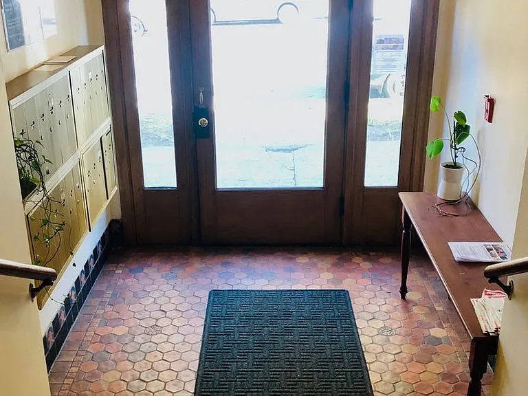221 W Mercer St — Photo 10