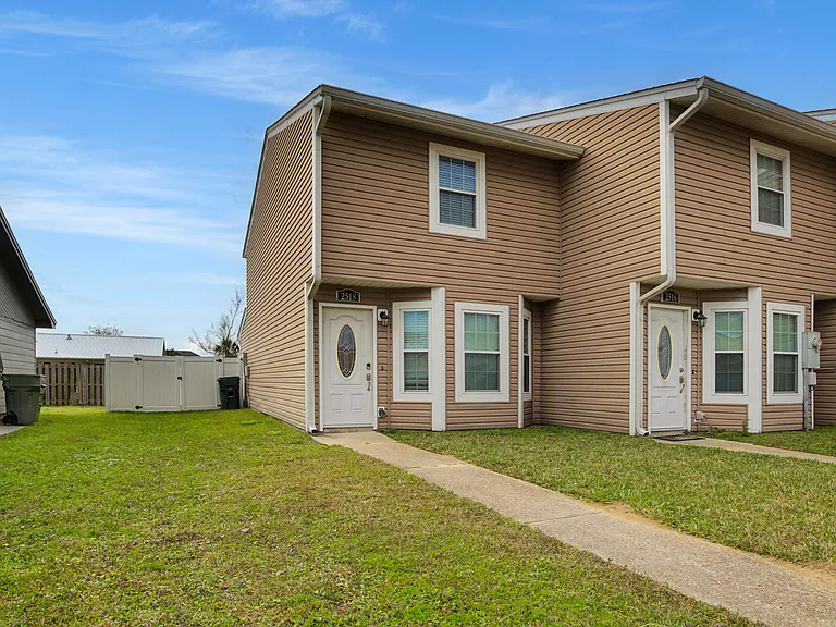2518 Johnson Dr — Photo 2