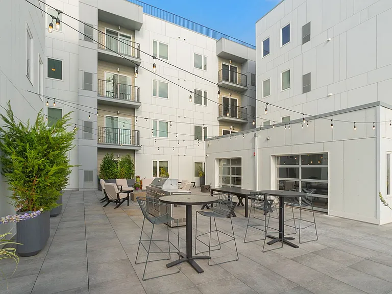Graduate Pointe — Photo 81