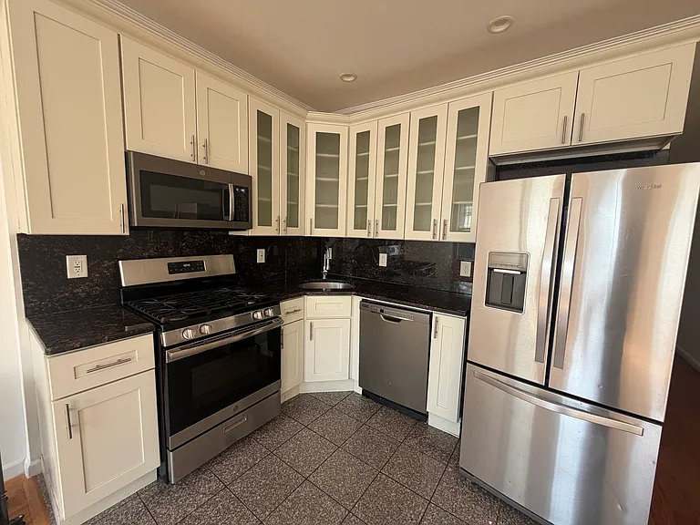 377 Danforth Ave #4B — Photo 1