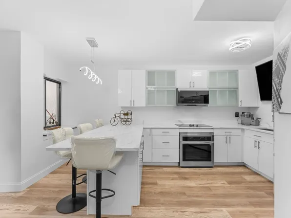 300 Lynn Shore Dr APT 210, Lynn, MA 01902
