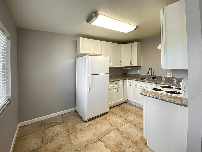 1717 Amber Dr — Photo 7
