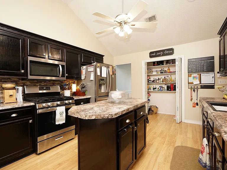 704 Becky Thatcher Ct — Photo 17