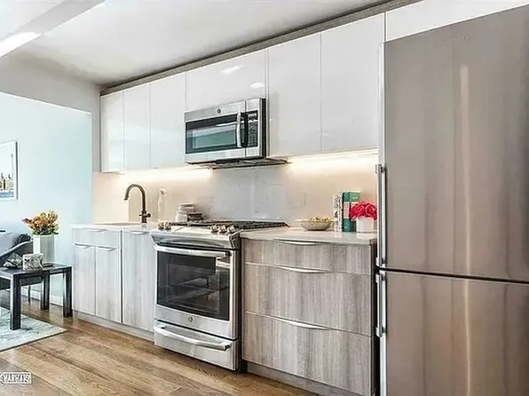 211 Mcguiness Boulevard image 7 of 15