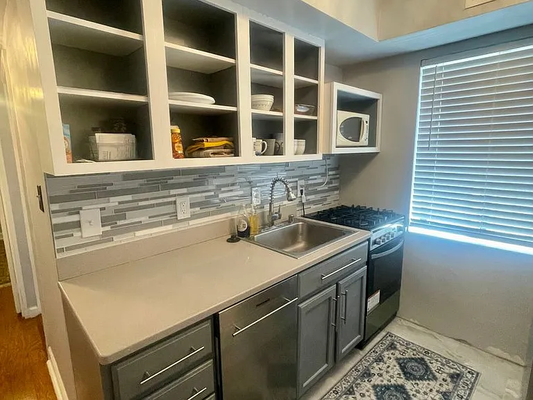 1031 Michigan Ave NE #101 — Photo 9