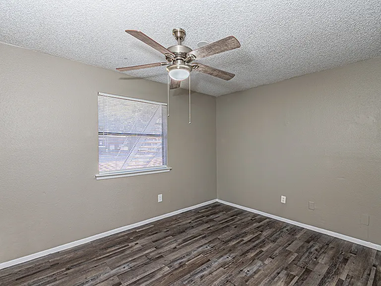 Thorn Manor Apartments — Photo 15