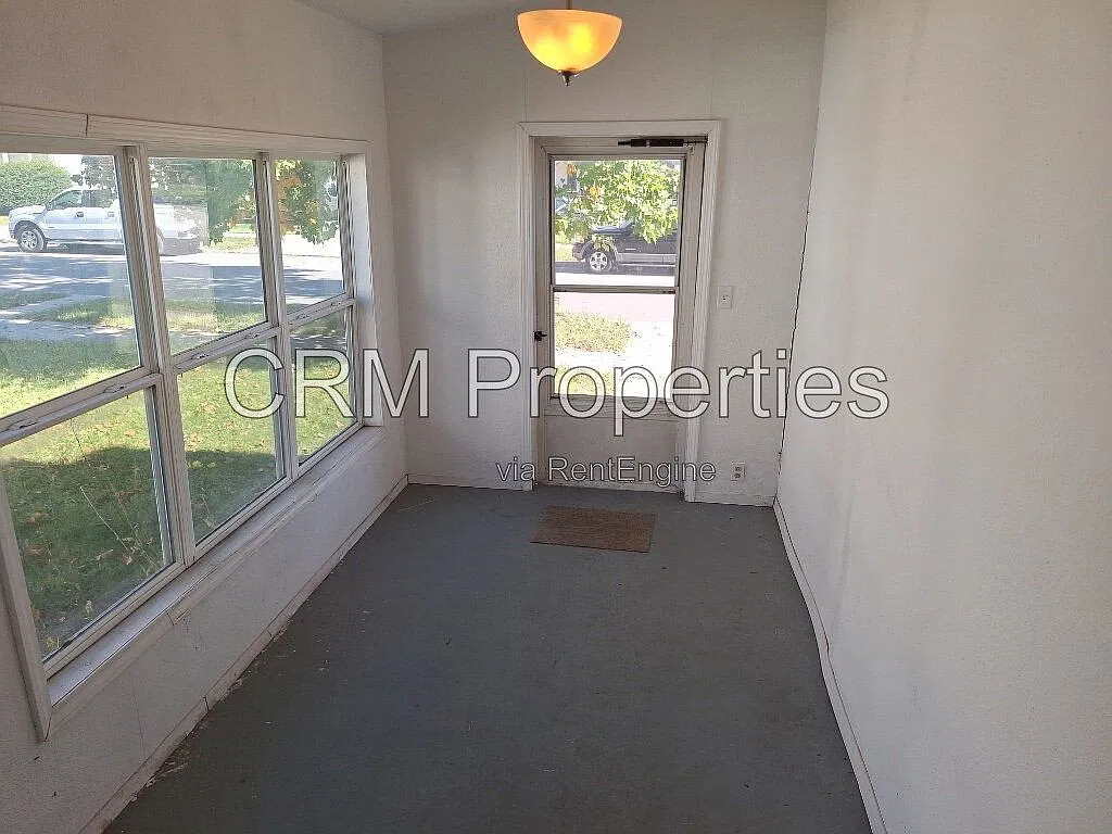 3 bed, 1.0 bath, 952 sqft, $995 — Photo 3