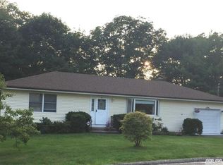 14 Daffodil Rd, Rocky Point, NY 11778