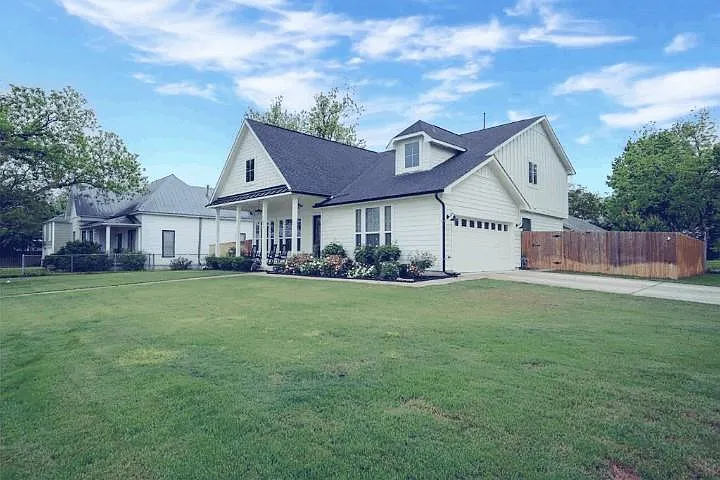 4 bed, 2.5 bath, 2220 sqft, $3,200 — Photo 2