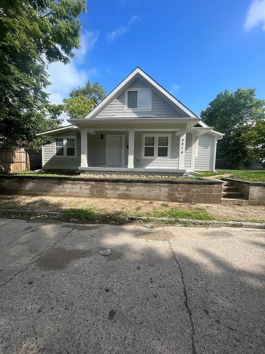 2516 E 18th St photo 1
