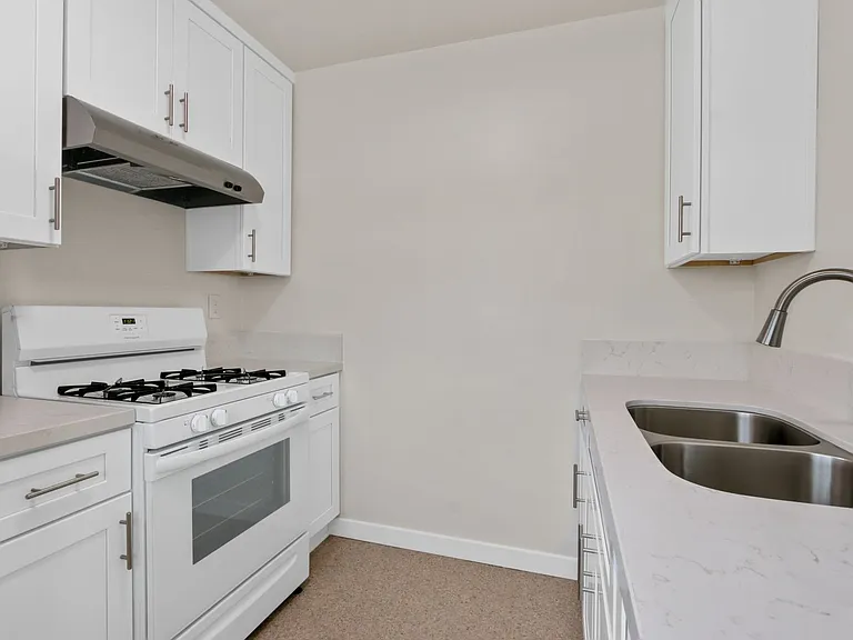 10900 Santa Monica Blvd, prime Westwood! — Photo 6