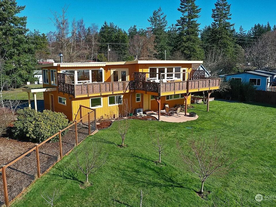 lovely two level home on 0.40 acres of land to enjoy
