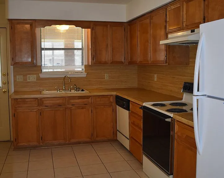 907 Crymes Ln — Photo 5