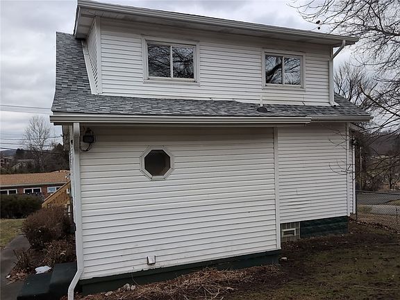 3rd image of 752 Crawford Rd