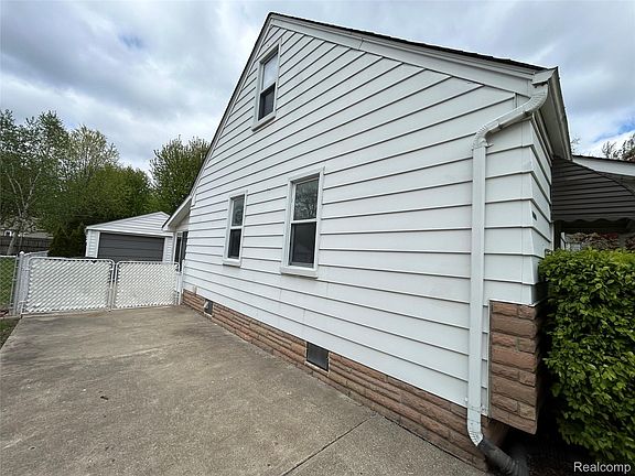 3rd image of 14935 Harrison St