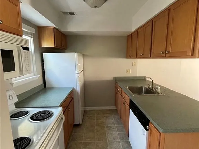 422 Eastbrooke Ln — Photo 6