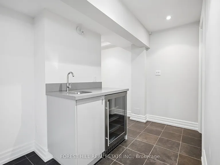 52 Shaftesbury Ave — Photo 36