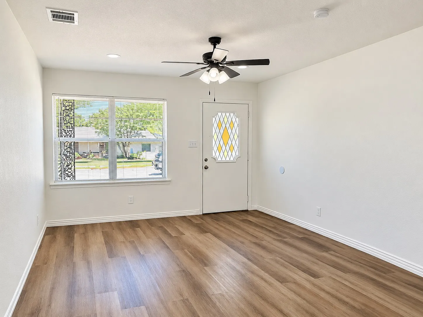 3 bed, 1153 sqft, $1,925 — Photo 3