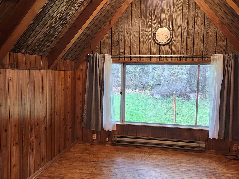 Livingroom, see river access.
