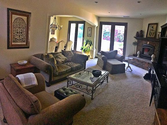 Living Room w/ Gas Fireplace