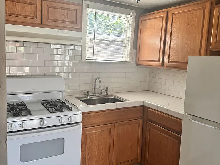 1324 N Farris Ave — Photo 6