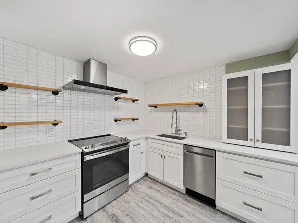 155 George Washington Blvd APT 205, Hull, MA 02045