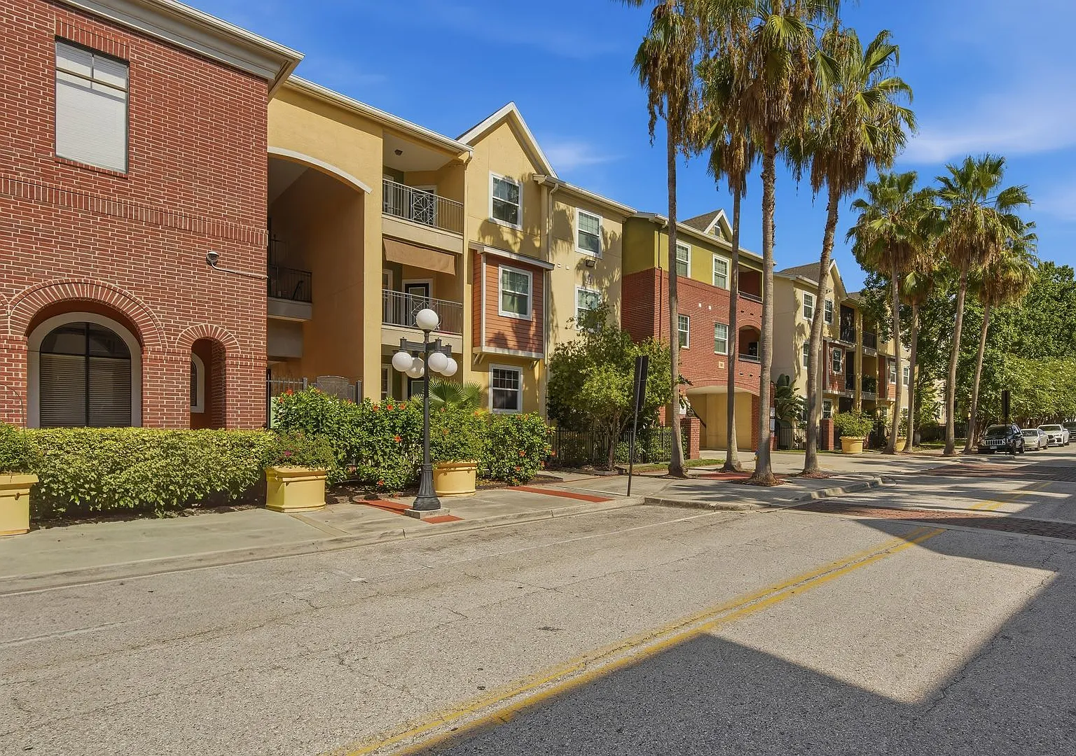 Spacious 1bedroom 1 bath condo in The Quarter at Ybor — Photo 1
