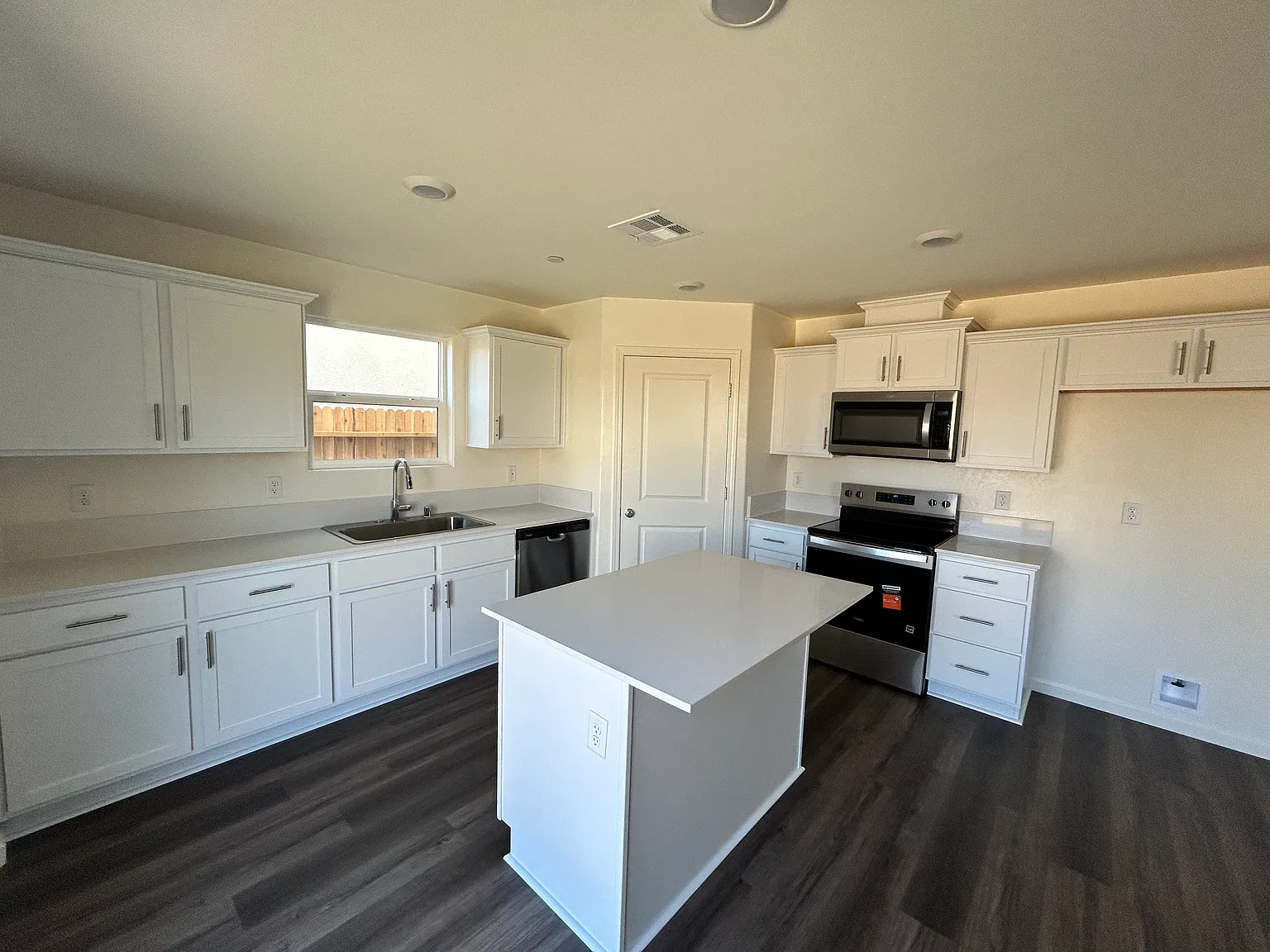 3 bed, 2.5 bath, 1590 sqft, $2,300 — Photo 3