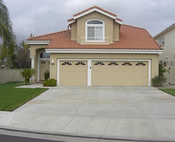 INSIDE THE GATED COMMUNITY O