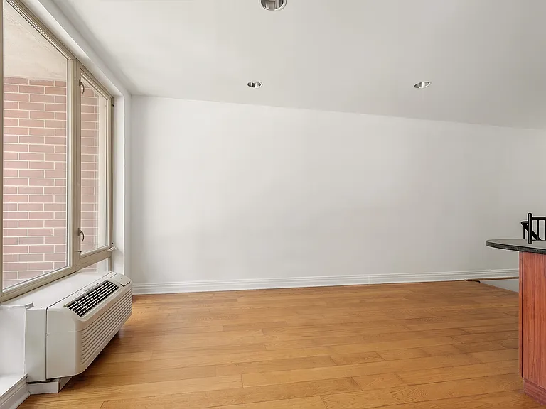 649 Washington Ave #1C — Photo 2