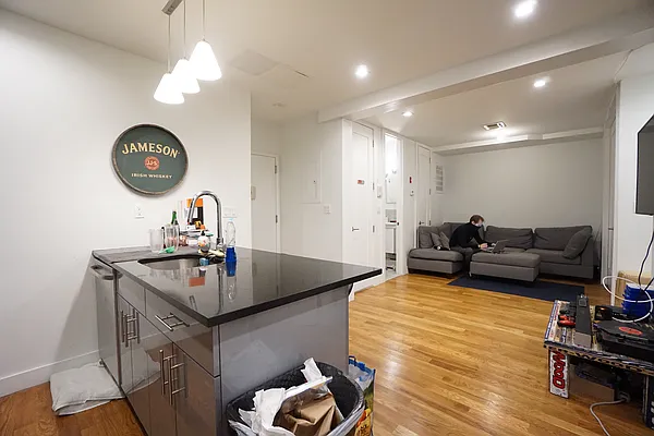 Rented by Rennit Inc. | media 27