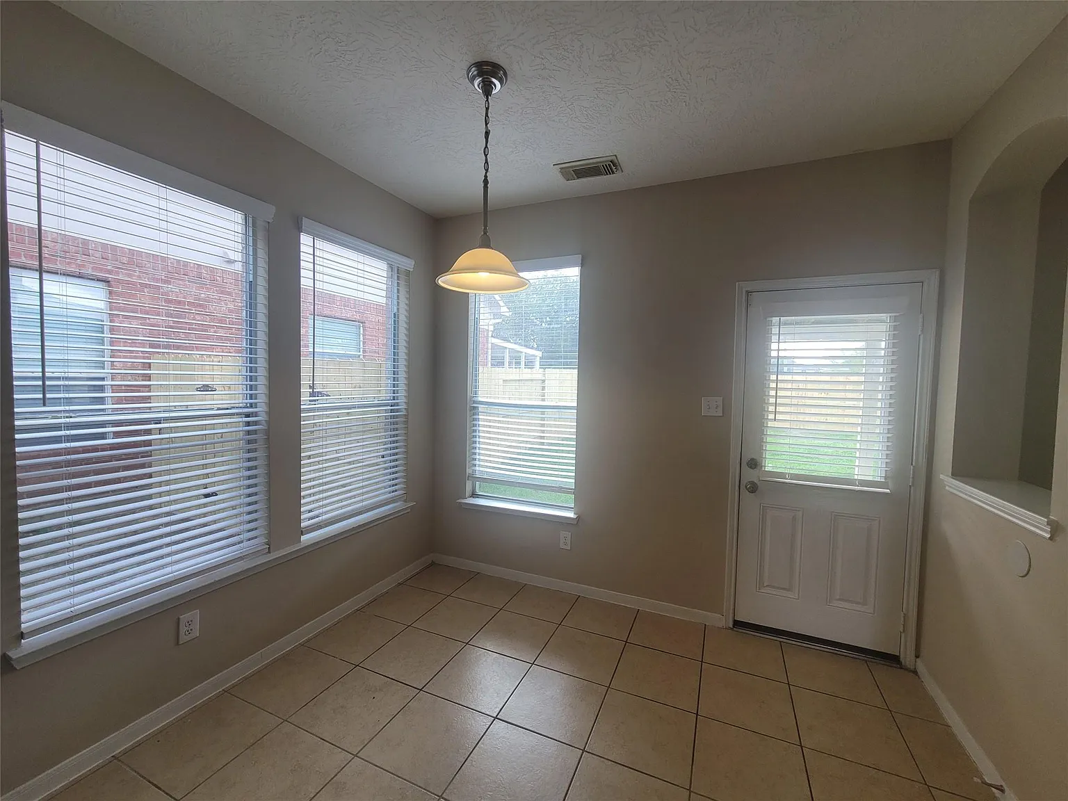 4 bed, 2.5 bath, 2804 sqft, $2,100 — Photo 4
