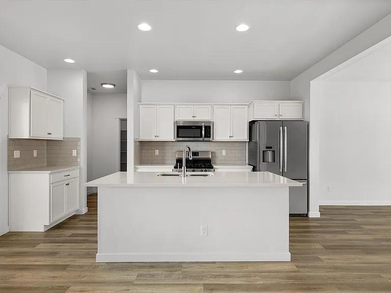655 N Sevenoaks Ave — Photo 4