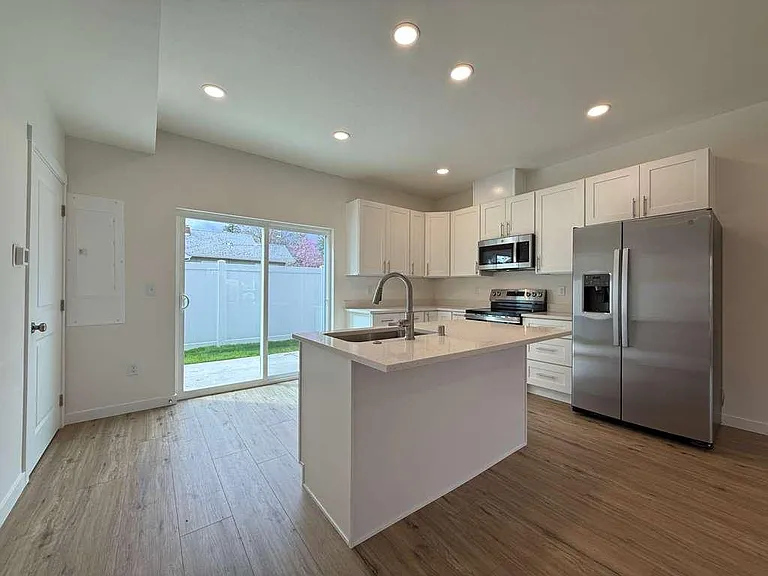 3925 E 32nd Ave #3 — Photo 5