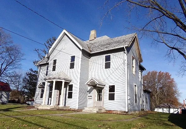 209 E Broad St photo 1