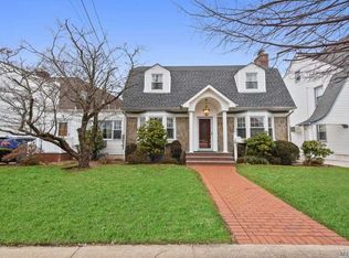 17 Blossom Heath Ave, Lynbrook, NY 11563