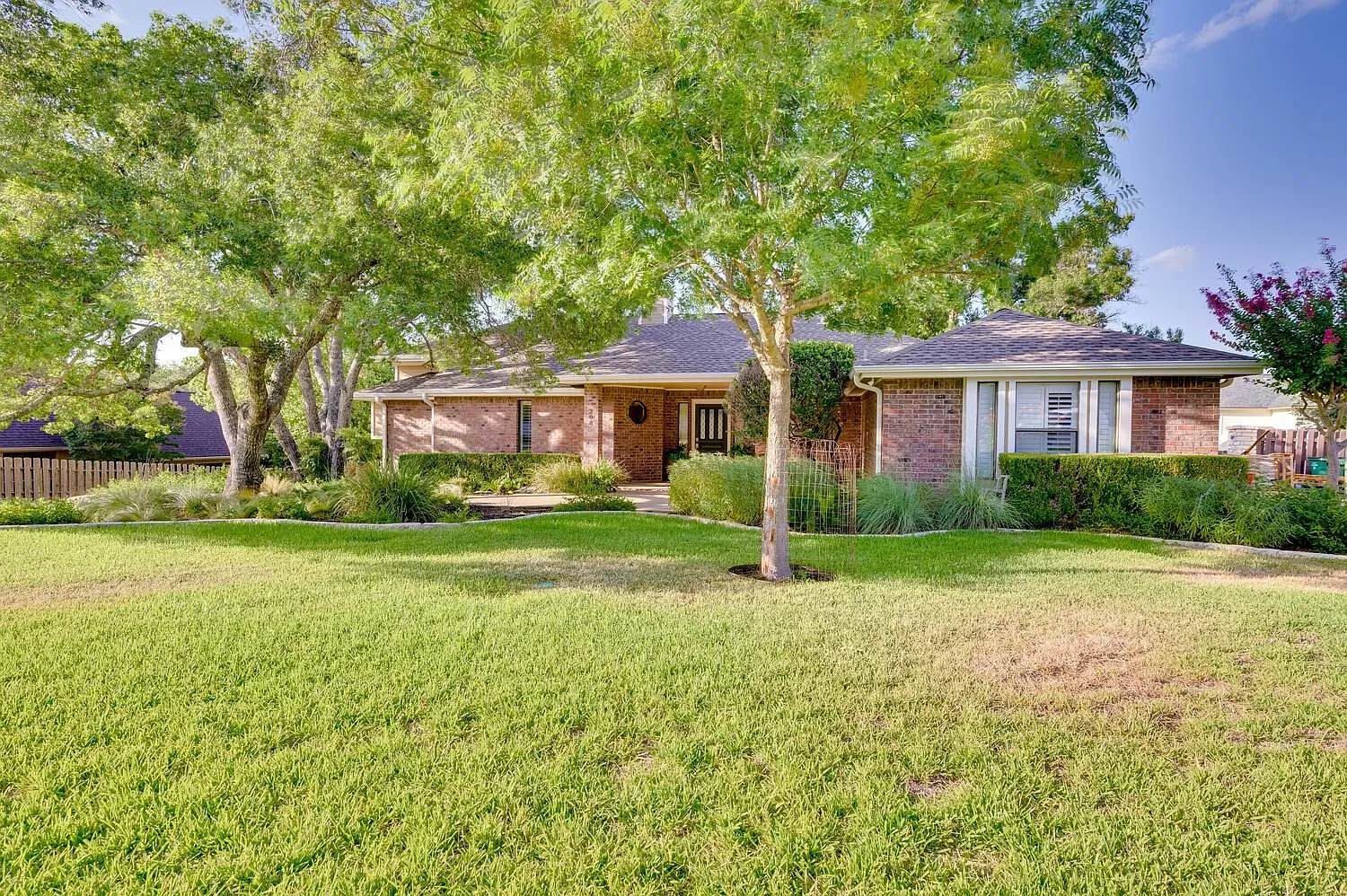 3 bed, 2.5 bath, 2126 sqft, $3,300 — Photo 2