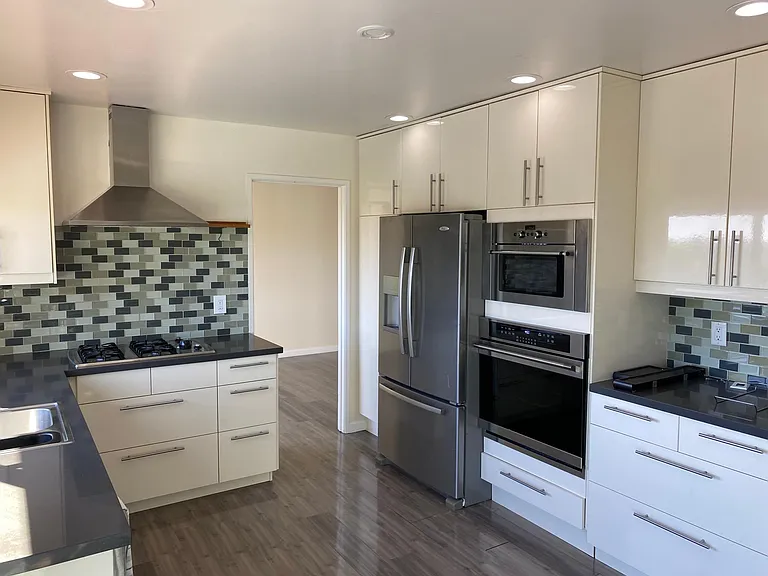 7868 Laurelridge Rd — Photo 3