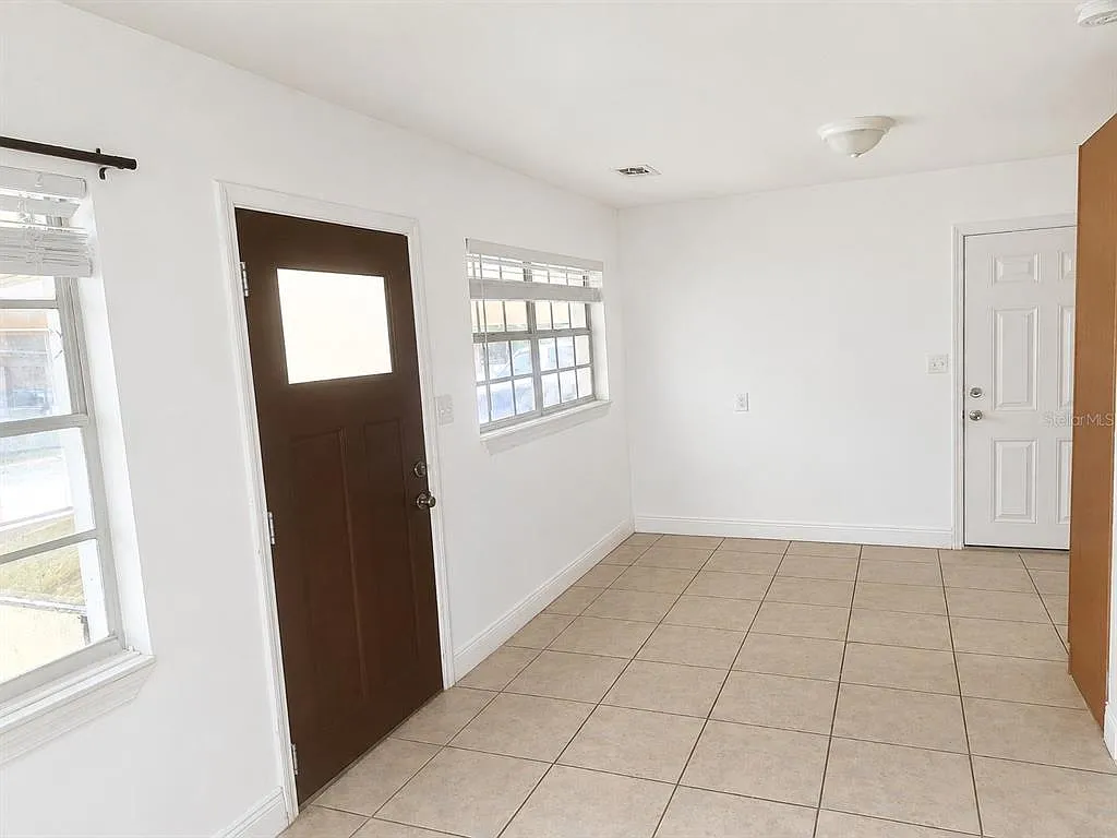 3 bed, 1.0 bath, 836 sqft, $1,249 — Photo 4