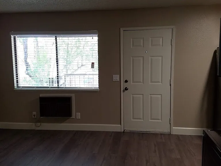 445 La Rue Ave — Photo 3