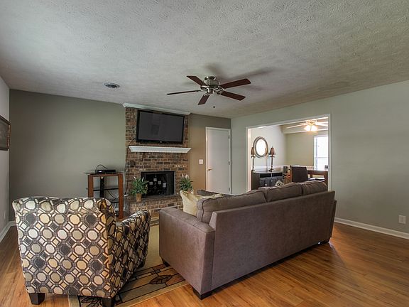 3rd image of 303 Valley View Dr