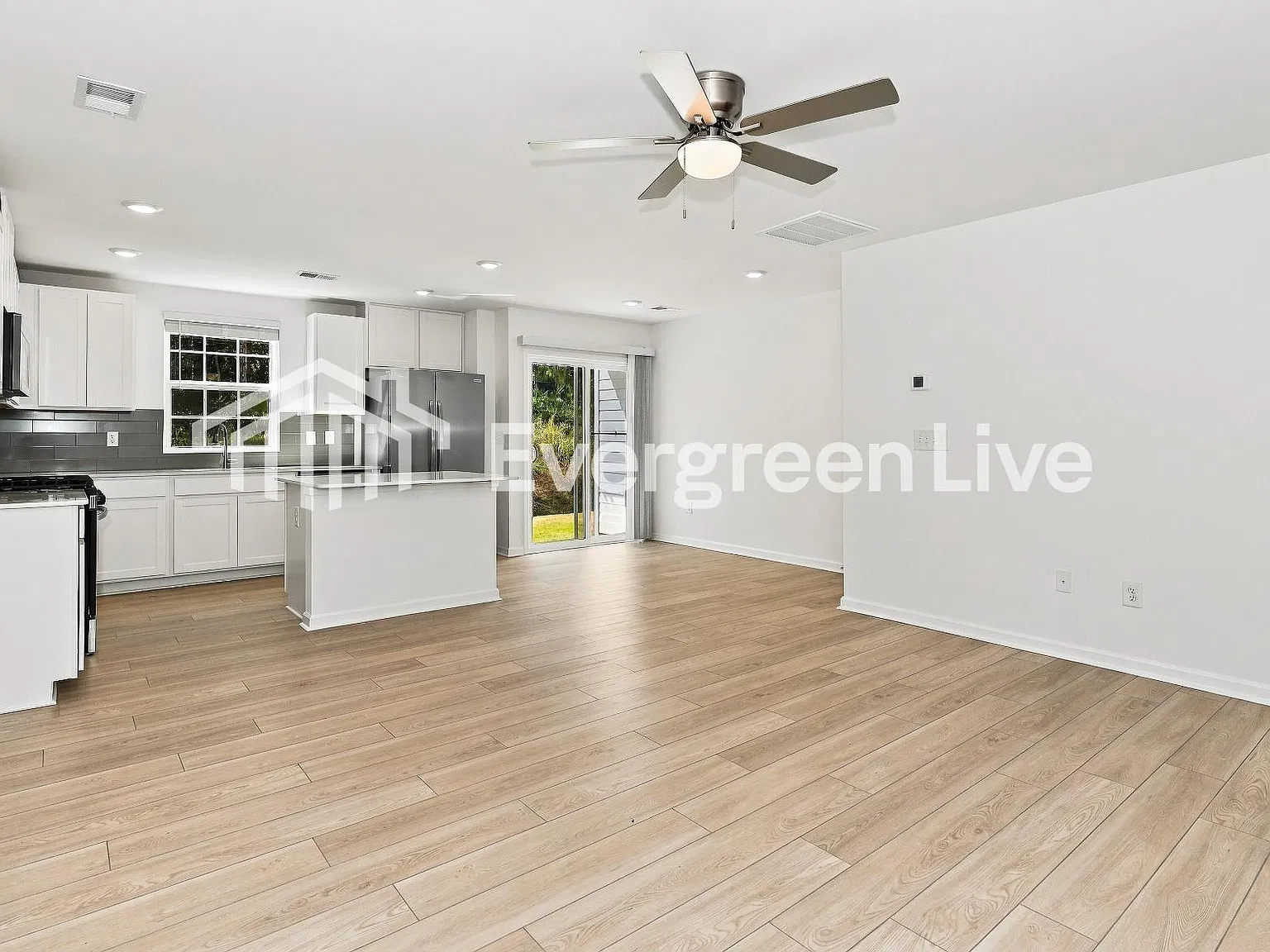 3 bed, 3.0 bath, 1423 sqft, $1,705 — Photo 3